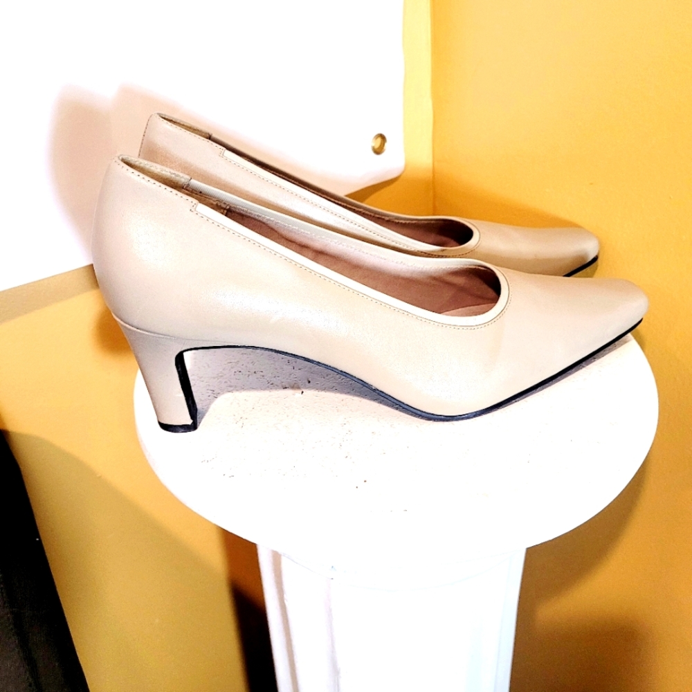 Liz Baker Nude Pumps